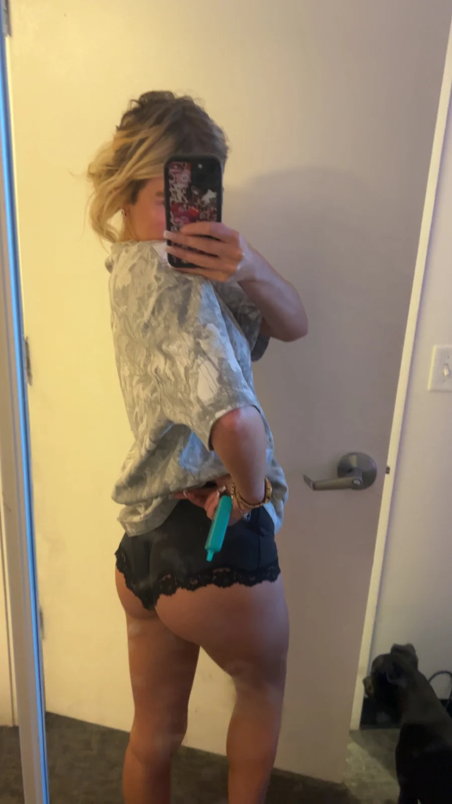 aviella  SHOWING HER ASS