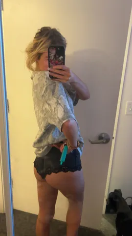 aviella  SHOWING HER ASS